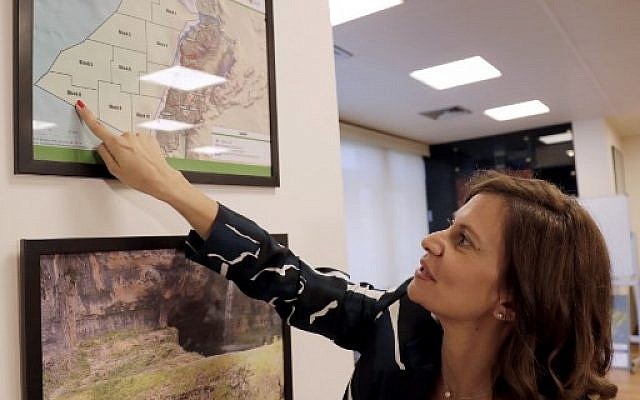 La ministre libanaise de l'Énergie, Nada Boustani, présente une carte des blocs de pétrole et de gaz offshore en Méditerranée, le 12 juin 2019, lors d'un entretien avec l'AFP à Beyrouth. (ANWAR AMRO / AFP) La ministre libanaise de l'Énergie, Nada Boustani, présente une carte des blocs de pétrole et de gaz offshore en Méditerranée, le 12 juin 2019, lors d'un entretien avec l'AFP à Beyrouth. (ANWAR AMRO / AFP)