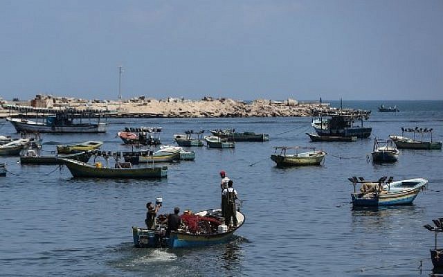 Des pêcheurs palestiniens naviguent en Méditerranée depuis la ville de Gaza, le 18 juin 2019. (Mahmud Hams/AFP) Des pêcheurs palestiniens naviguent en Méditerranée depuis la ville de Gaza, le 18 juin 2019. (Mahmud Hams/AFP)