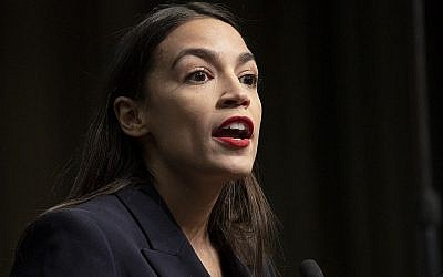 La représentante démocrate de New York Alexandria Ocasio-Cortez pendant une réunion du National Action Network à New York, le 5 avril 2019. (Crédit : Don Emmert/AFP) La représentante démocrate de New York Alexandria Ocasio-Cortez pendant une réunion du National Action Network à New York, le 5 avril 2019. (Crédit : Don Emmert/AFP)