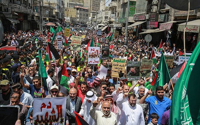 Les drapeaux jordaniens et des frères musulmans brandis parmi d'autres, dénonçant la conférence économique organisée par les Etats-Unis au Bahreïn au cours d'une manifestation contre "l'accord du siècle" du président Donald Trump, à Amman, capitale de la Jordanie, le 21 juin 2019 (Crédit : Khalil MAZRAAWI / AFP) Les drapeaux jordaniens et des frères musulmans brandis parmi d'autres, dénonçant la conférence économique organisée par les Etats-Unis au Bahreïn au cours d'une manifestation contre "l'accord du siècle" du président Donald Trump, à Amman, capitale de la Jordanie, le 21 juin 2019 (Crédit : Khalil MAZRAAWI / AFP)
