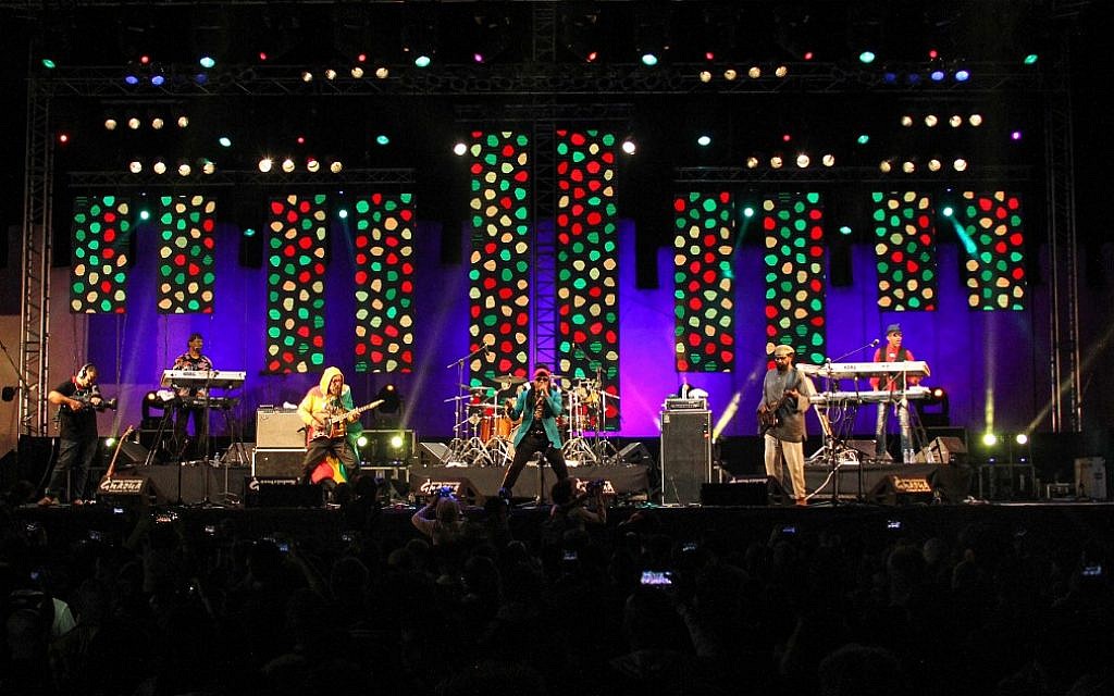 Les membres d'un groupe de reggae jamaïcain "Third World" (de gauche à droite) Maurice "Smooth Lion" Gregory, Stephen "Cat" Coore, AJ Brown, Richard "Bassie" Daley, et Norris Webb au festival Gnaoua à Essaouira, au Maroc, le 22 juin 2019. (Crédit : AFP)