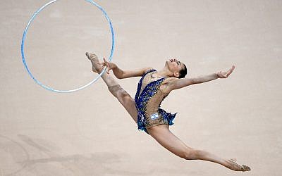L'Israélienne Linoy Ashram dans l'épreuve du cerceau en gymnastique rythmique, lors de la finale individuelle des Jeux européens de Minsk le 23 juin 2019 (Crédit :  Kirill KUDRYAVTSEV / AFP)