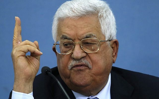 Le président de l'Autorité palestinienne Mahmoud Abbas pendant une rencontre avec les journalistes dans la ville de Ramallah, en Cisjordanie, le 23 juin 2019 (Crédit : ABBAS MOMANI / AFP) Le président de l'Autorité palestinienne Mahmoud Abbas pendant une rencontre avec les journalistes dans la ville de Ramallah, en Cisjordanie, le 23 juin 2019 (Crédit : ABBAS MOMANI / AFP)