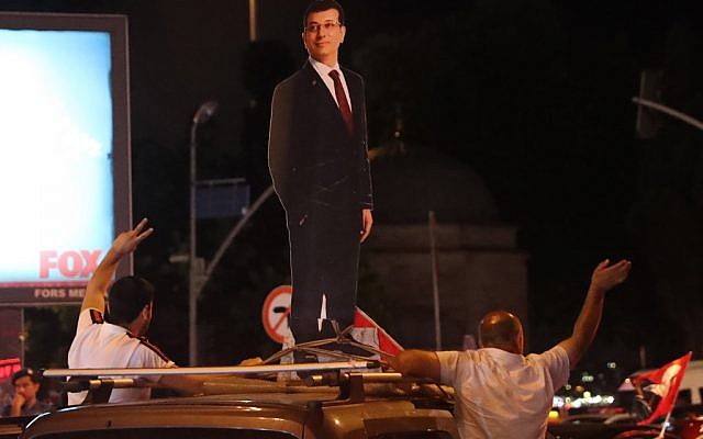Un mannequin en carton d'Ekrem Imamoglu, du parti d'opposition truc, sur une voiture après sa victoire aux élections municipales le 23 juin 2019. (Crédit : Adem ALTAN / AFP)