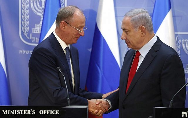 Le secrétaire d'Etat russe à la Sécurité intérieure Nikolai Patrushev (g), rencontre le Premier ministre Minister Benjamin Netanyahu à Jérusalem le 24,juin 2019. (Crédit : RONEN ZVULUN / POOL / AFP)