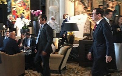 Le secrétaire d'Etat américain Steven Mnuchin (d) arrive au sommet de Manama,le 25 juin 2019. (Crédit : Shaun TANDON / AFP)