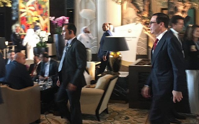 Le secrétaire d'Etat américain Steven Mnuchin (d) arrive au sommet de Manama,le 25 juin 2019. (Crédit : Shaun TANDON / AFP) Le secrétaire d'Etat américain Steven Mnuchin (d) arrive au sommet de Manama,le 25 juin 2019. (Crédit : Shaun TANDON / AFP)