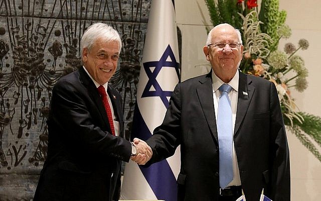 Le Président Reuven Rivlin (à droite) et son homologue chilien Sebastian Pinera se serrent la main avant leur rencontre à la résidence du Président à Jérusalem le 26 juin 2019. (Gali TIbbon/AFP)