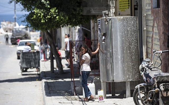 Une fillette palestinienne remplit un jerricane d'eau durant une vague de chaleur au camp de réfugiés d'al-Shati à Gaza City, le 2 juillet 2017 (Crédit : AFP PHOTO / MAHMUD HAMS) Une fillette palestinienne remplit un jerricane d'eau durant une vague de chaleur au camp de réfugiés d'al-Shati à Gaza City, le 2 juillet 2017 (Crédit : AFP PHOTO / MAHMUD HAMS)