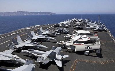 Vue générale du pont du porte-avions américain USS George H. W. Bush, amarré au large du port de Haïfa, le 3 juillet 2017. (AFP Photo/AFP Photo et Pool/Ronen Zvulun)
