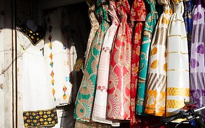 Des robes colorées en vente dans un magasin nuptial érythréen au sud de Tel Aviv (Crédit : Dafna Talmon)