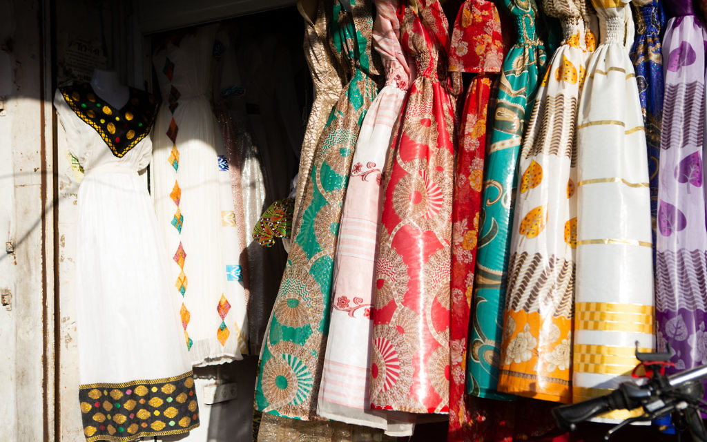 Des robes colorées en vente dans un magasin nuptial érythréen au sud de Tel Aviv (Crédit : Dafna Talmon)