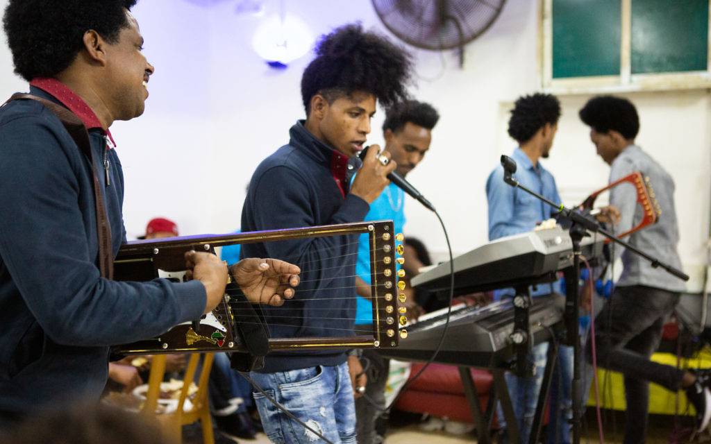 Le groupe de musique érythréen intervenant dans les mariages Koaliban. (Crédit : Dafna Talmon)