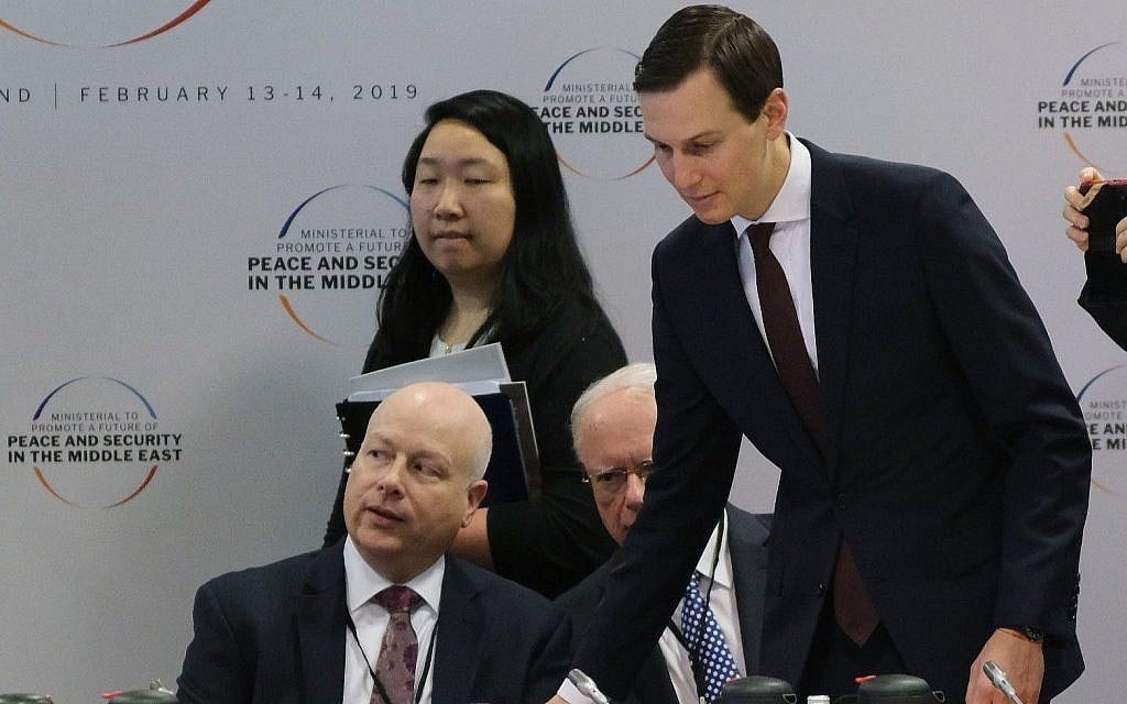 Jared Kushner, (au centre), et Jason Greenblatt, (à gauche), assistent à la séance d'ouverture d'une conférence sur la paix au Moyen Orient à Varsovie, Pologne, le 14 février 2019. (Sean Gallup/Getty Images via JTA) Jared Kushner, (au centre), et Jason Greenblatt, (à gauche), assistent à la séance d'ouverture d'une conférence sur la paix au Moyen Orient à Varsovie, Pologne, le 14 février 2019. (Sean Gallup/Getty Images via JTA)