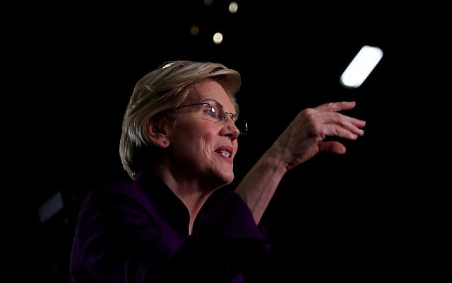 La sénatrice démocrate Elizabeth Warren s'adresse aux médias lors d'un débat présidentiel, à Miami, le 26 juin 2019. (Crédit : Cliff Hawkins/Getty Images/AFP La sénatrice démocrate Elizabeth Warren s'adresse aux médias lors d'un débat présidentiel, à Miami, le 26 juin 2019. (Crédit : Cliff Hawkins/Getty Images/AFP