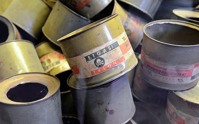 Des boîtes de Zyklon B exposées à Auschwitz. (Crédit photo : CC BY Jaysmark, Flickr)
