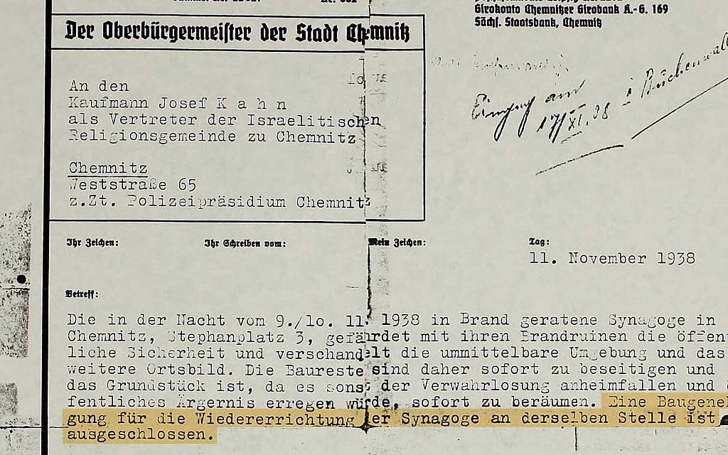 Le 11 novembre 1938 : "Incendie". Alors que les Juifs de Chemnitz tentaient de faire face aux violences brutales subies deux jours auparavant - la magnifique synagogue avait été incendiée et détruite pendant les pogroms de novembre, dans la nuit du 9 au 10 (les événements ayant marqué ce qui devait être appelé "la nuit de Cristal") et 170 membres de la communauté avaient été déportées au camp de concentration de Buchenwald -le représentant de la communauté, le commerçant Josef Kahn, avait été contacté par le maire de la ville. Avec un cynisme effroyable, ce dernier lui avait demandé le nettoyage dans les trois jours des ruines de la synagogue "qui a pris feu dans la nuit du 9 au 10 novembre". Si l'ordre n'était pas exécuté dans les délais, le bureau d'inspection municipal serait dans l'obligation de faire le travail lui-même aux frais de la communauté (Autorisation :  Leo Baeck Institute – New York | Berlin)