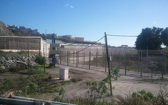 La barrière de Ceuta, qui sépare la ville du Maroc. (Crédit : Wikimedia)
