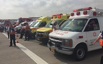 Photo d'illustration : Des ambulances du  Magen David Adom à l'aéroport Ben-Gurion, le 21 avril 2015 (Crédit : Porte-parole MDA)