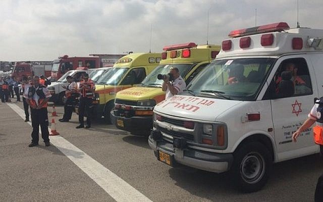 Photo d'illustration : Des ambulances du Magen David Adom à l'aéroport Ben-Gurion, le 21 avril 2015 (Crédit : Porte-parole MDA) Photo d'illustration : Des ambulances du Magen David Adom à l'aéroport Ben-Gurion, le 21 avril 2015 (Crédit : Porte-parole MDA)