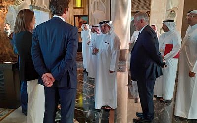 Le prince héritier Bahreïni Salman bin Hamad bin Isa Al Khalifa arrive au sommet de Manama,le 25 juin 2019. (Crédit : Raphael Ahren/Times of Israel)