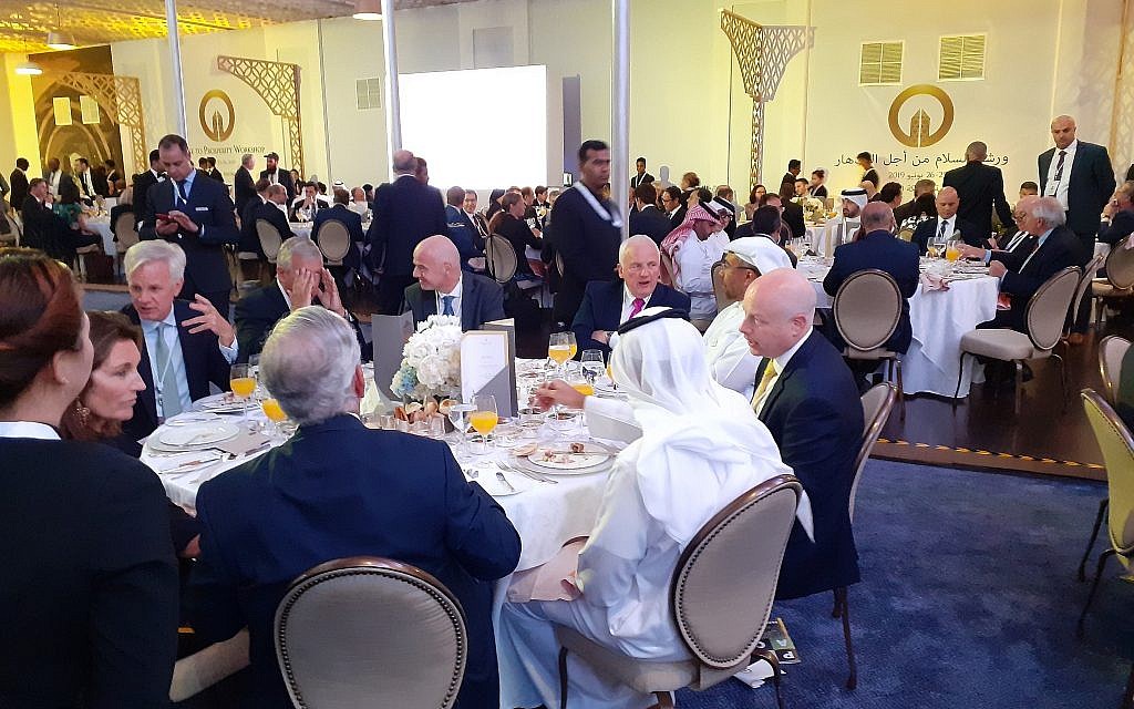 L'envoyé pour la paix au Moyen orient de l'administration américaine Jason Greenblatt, à droite, lors du dîner d'ouverture du sommet de "la paix vers la prospérité" à Manama, au Bahreïn, le 24 juin 2019 (Crédit : Raphael Ahren/TOI) L'envoyé pour la paix au Moyen orient de l'administration américaine Jason Greenblatt, à droite, lors du dîner d'ouverture du sommet de "la paix vers la prospérité" à Manama, au Bahreïn, le 24 juin 2019 (Crédit : Raphael Ahren/TOI)