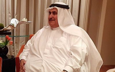 Le ministre bahreïni des Affaires étrangères Khalid bin Ahmed Al Khalifa s'entretient avec le "Times of Israel" en marge de l'atelier Peace to Prosperity à Manama, Bahreïn, le 26 juin 2019. (Raphael Ahren/Times of Israel)