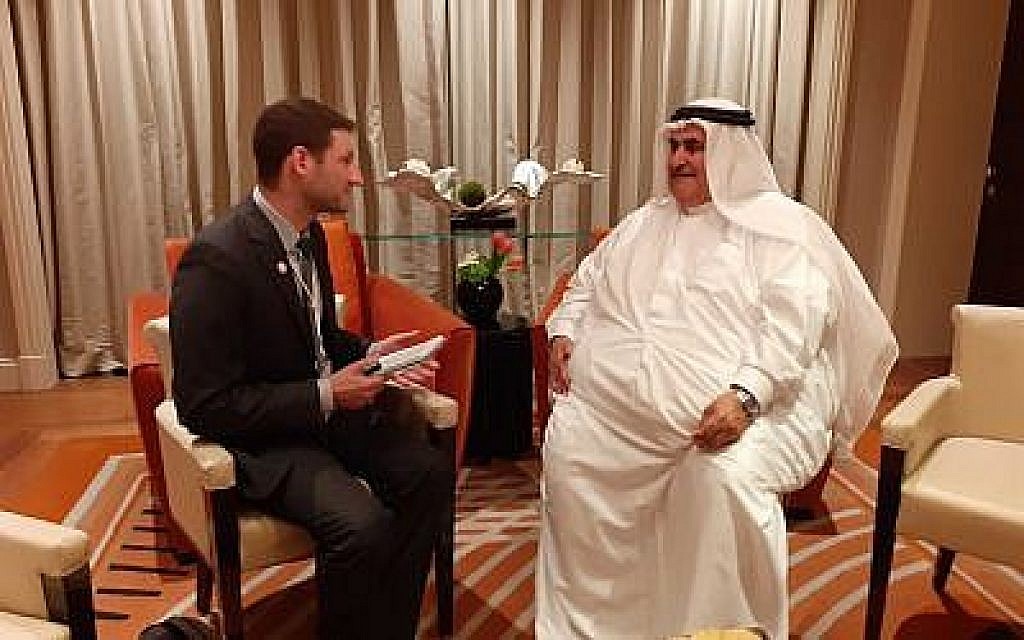 Le ministre des Affaires étrangères du Bahreïn Minister Khalid bin Ahmed Al Khalifa, à droite, parle avec Raphael Ahren, du Times of Israel, en marge du sommet Paix pour la prospérité de Manama, au Bahreïn, le 26 juin 2019 (Crédit : Raphael Ahren/Times of Israel) Le ministre des Affaires étrangères du Bahreïn Minister Khalid bin Ahmed Al Khalifa, à droite, parle avec Raphael Ahren, du Times of Israel, en marge du sommet Paix pour la prospérité de Manama, au Bahreïn, le 26 juin 2019 (Crédit : Raphael Ahren/Times of Israel)