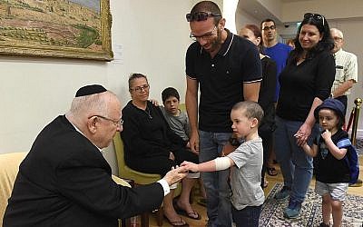 Le président Reuven Rivlin, à gauche, salue les personnes venues rendre hommage à son épouse pendant la période de la Shiva traditionnelle (Crédit :  Mark Neyman/GPO)
