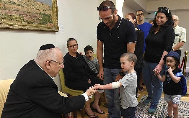 Le président Reuven Rivlin, à gauche, salue les personnes venues rendre hommage à son épouse pendant la période de la Shiva traditionnelle (Crédit : Mark Neyman/GPO) Le président Reuven Rivlin, à gauche, salue les personnes venues rendre hommage à son épouse pendant la période de la Shiva traditionnelle (Crédit : Mark Neyman/GPO)