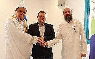 De gauche à droite : L'Imam Hassen Chalghoumi, le chef du conseil régional de Samarie Yossi Dagan et Sheikh Abu-Khalil Tamimi en Cisjordanie, le 13 juin 2019 (Autorisation : Conseil régional de Samarie)
