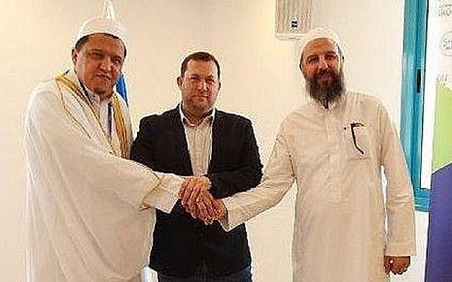 De gauche à droite : L'Imam Hassen Chalghoumi, le chef du conseil régional de Samarie Yossi Dagan et Sheikh Abu-Khalil Tamimi en Cisjordanie, le 13 juin 2019 (Autorisation : Conseil régional de Samarie) De gauche à droite : L'Imam Hassen Chalghoumi, le chef du conseil régional de Samarie Yossi Dagan et Sheikh Abu-Khalil Tamimi en Cisjordanie, le 13 juin 2019 (Autorisation : Conseil régional de Samarie)