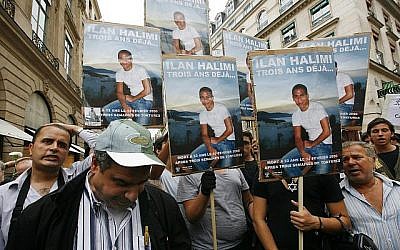 Des manifestants brandissent des photos d'Ilan Halimi à l'issue des deux mois de procès d'un gang parisien qui, en 2006, a enlevé, torturé et tué Halimi, un jeune Juif français, jeudi 2 novembre 2017. (AP Photo/Jacques Brinon, File)