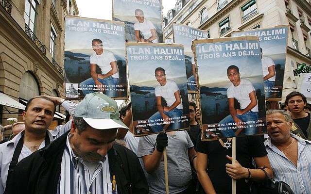 Des manifestants brandissent des photos d'Ilan Halimi à l'issue des deux mois de procès d'un gang parisien qui, en 2006, a enlevé, torturé et tué Halimi, un jeune Juif français, jeudi 2 novembre 2017. (AP Photo/Jacques Brinon, File) Des manifestants brandissent des photos d'Ilan Halimi à l'issue des deux mois de procès d'un gang parisien qui, en 2006, a enlevé, torturé et tué Halimi, un jeune Juif français, jeudi 2 novembre 2017. (AP Photo/Jacques Brinon, File)