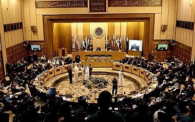 Les ministres arabes des Affaires étrangères se réunissent au siège de la Ligue arabe au Caire, en Égypte, le 19 novembre 2017. (Crédit : AP/Nariman El-Mofty)