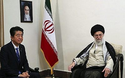 Le guide suprême iranien Ayatollah Ali Khamenei, rencontre le Premier ministre japonais Shinzo Abe à Téhéran le 13 juin 2019. (Crédit : Office of the Iranian Supreme Leader via AP)