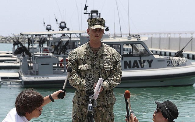 Le commandant de la marine américaine Sean Kido parle aux journalistes aux Emirats arabes unis, le 19 juin 2019. (Crédit : AP/Kamran Jebreili) Le commandant de la marine américaine Sean Kido parle aux journalistes aux Emirats arabes unis, le 19 juin 2019. (Crédit : AP/Kamran Jebreili)