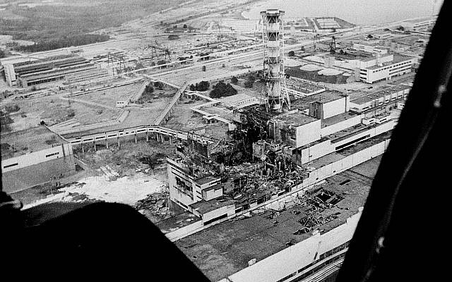 Une photo aérienne de la centrale nucléaire de Tchernobyl prise deux ou trois jours après l'explosion de la centrale en 1986. (AP/Volodymir Repik)