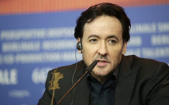 L'acteur John Cusack répond aux questions lors d'une conférence de presse pour le film "Chi-Raq", au Festival du Film de Berlin 2016 à Berlin, le mardi 16 février 2016. (AP Photo/Michael Sohn)