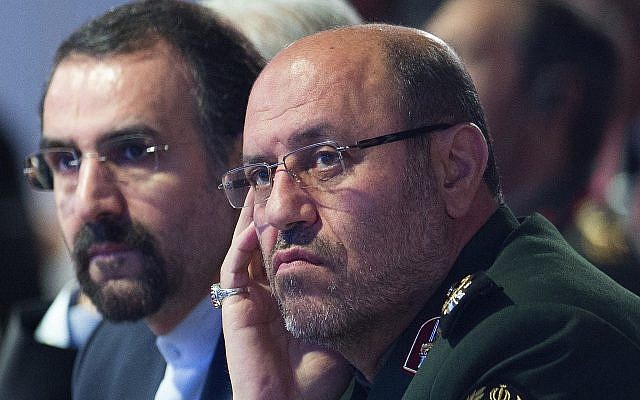 Le ministre iranien de la Défense de l'époque Hossein Dehghan, à droite, en Russie, à la conférence de Moscou sur la sécurité internationale, le 26 avril 2017 (Crédit : AP/Ivan Sekretarev) Le ministre iranien de la Défense de l'époque Hossein Dehghan, à droite, en Russie, à la conférence de Moscou sur la sécurité internationale, le 26 avril 2017 (Crédit : AP/Ivan Sekretarev)