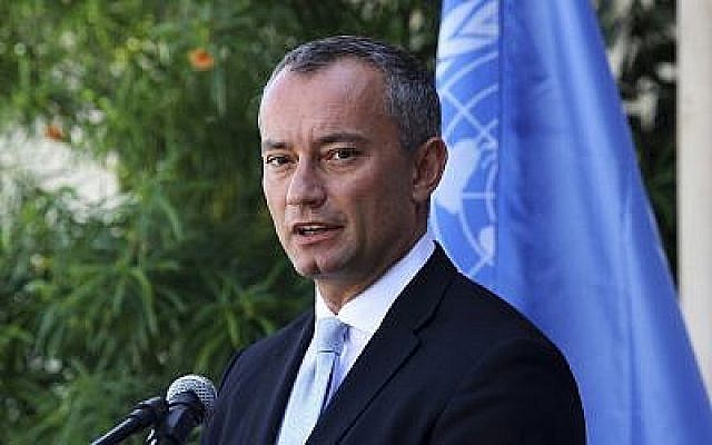 Nickolay Mladenov, Coordonnateur spécial des Nations Unies pour le processus de paix au Moyen Orient, lors d'une conférence de presse dans les bureaux de l'UNSCO à Gaza, le 25 septembre 2017. (Adel Hana/AP) Nickolay Mladenov, Coordonnateur spécial des Nations Unies pour le processus de paix au Moyen Orient, lors d'une conférence de presse dans les bureaux de l'UNSCO à Gaza, le 25 septembre 2017. (Adel Hana/AP)