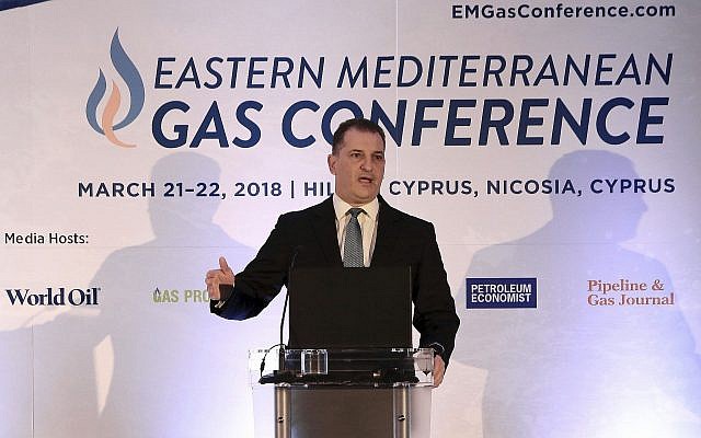 Le ministre chypriote de l'Energie, George Lakkotrypis, à la conférence sur le gaz de la Méditerranée orientale à Nicosie, à Chypre, le 21 mars 2018. (AP / Petros Karadjias) Le ministre chypriote de l'Energie, George Lakkotrypis, à la conférence sur le gaz de la Méditerranée orientale à Nicosie, à Chypre, le 21 mars 2018. (AP / Petros Karadjias)