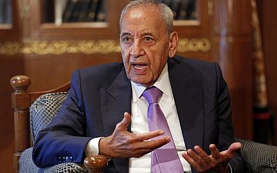Le président du parlement libanais Nabih Berri lors d'un entretien avec l'Associated Press à Beyrouth, au Liban, le 11 mai 2018 (Crédit : AP/Hussein Malla)