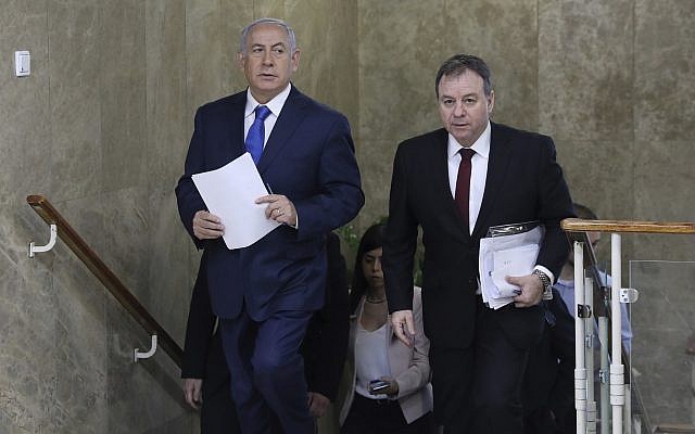 Le Premier ministre  Benjamin Netanyahu, à gauche, et le directeur-général du bureau du Premier ministre Yoav Horowitz, à droite, arrivent pour la réunion hebdomadaire de cabinet au bureau du Premier ministre à Jérusalem, le 16 décembre 2018 (Crédit : Abir Sultan/Pool Photo via AP)