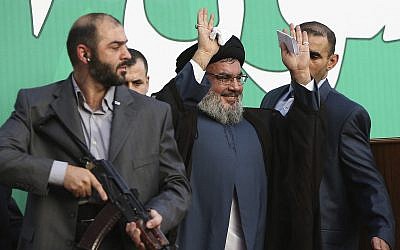 Le leader du Hezbollah Hassan Nasrallah escorté par ses gardes du corps devant des dizaines de milliers de partisans lors d'un rassemblement à Beyrouth, au Liban, le 17 septembre 2012 (Crédit : AP Photo/Hussein Malla, File) Le leader du Hezbollah Hassan Nasrallah escorté par ses gardes du corps devant des dizaines de milliers de partisans lors d'un rassemblement à Beyrouth, au Liban, le 17 septembre 2012 (Crédit : AP Photo/Hussein Malla, File)