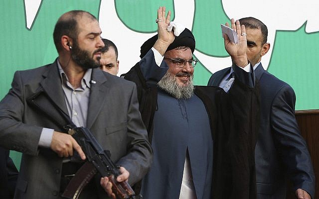 Le leader du Hezbollah Hassan Nasrallah escorté par ses gardes du corps devant des dizaines de milliers de partisans lors d'un rassemblement à Beyrouth, au Liban, le 17 septembre 2012 (Crédit : AP Photo/Hussein Malla, File) Le leader du Hezbollah Hassan Nasrallah escorté par ses gardes du corps devant des dizaines de milliers de partisans lors d'un rassemblement à Beyrouth, au Liban, le 17 septembre 2012 (Crédit : AP Photo/Hussein Malla, File)