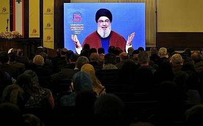 Des partisans du groupe terroriste du Hezbollah soutenu par l'Iran écoutent le discours du dirigeant du Hezbollah Hassan Nasrallah via une liaison vidéo dans une banlieue sud de Beyrouth, Liban, le 8 mars 2019. (AP Photo/Bilal Hussein) Des partisans du groupe terroriste du Hezbollah soutenu par l'Iran écoutent le discours du dirigeant du Hezbollah Hassan Nasrallah via une liaison vidéo dans une banlieue sud de Beyrouth, Liban, le 8 mars 2019. (AP Photo/Bilal Hussein)