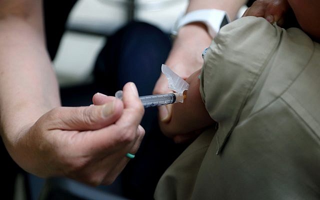 Starr Roden, infirmière du département de la santé du comté de Knox administre un vaccin à Jonathan Detweiler, 6 ans, à Mount Vernon, dans l'Ohio, le 17 mai 2019. (Crédit : AP Photo/Paul Vernon)