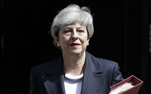 La Première ministre britannique Theresa May quitte le 10 Downing Street pour assister à la session hebdomadaire des questions du Premier ministre au parlement de Londres, le 22 mai 2019 (Crédit : AP Photo/Kirsty Wigglesworth) La Première ministre britannique Theresa May quitte le 10 Downing Street pour assister à la session hebdomadaire des questions du Premier ministre au parlement de Londres, le 22 mai 2019 (Crédit : AP Photo/Kirsty Wigglesworth)