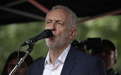 Le leader du parti d'opposition britannique du Labour Jeremy Corbyn prononce un discours durant un rassemblement lors d'une manifestation à Londres, à Whitehall, pour protester contre la visite d'Etat réalisée par le président américain Donald Trump, le 4 juin 2019 (Crédit : AP Photo/Matt Dunham) Le leader du parti d'opposition britannique du Labour Jeremy Corbyn prononce un discours durant un rassemblement lors d'une manifestation à Londres, à Whitehall, pour protester contre la visite d'Etat réalisée par le président américain Donald Trump, le 4 juin 2019 (Crédit : AP Photo/Matt Dunham)